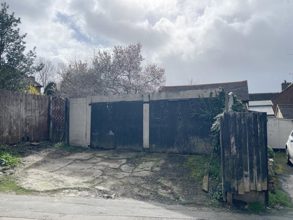 Lot: 19 - RETAIL AND RESIDENTIAL PREMISES WITH PLANNING FOR THREE ADDITIONAL FLATS AT REAR - store rooms with planning for development with three flats